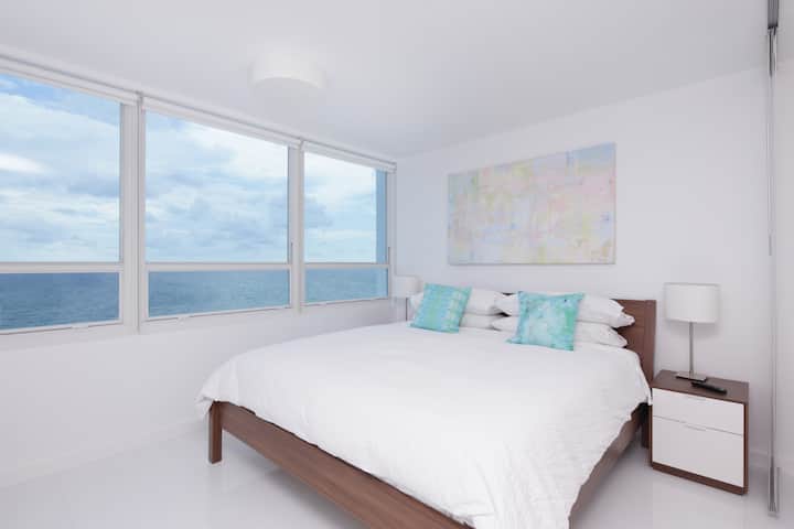 New 16th Floor Beachfront 180º Oceanview Apartment