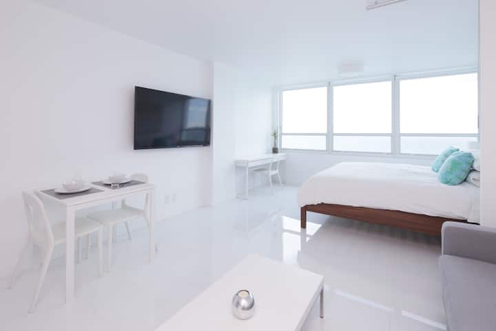 New 16th Floor Beachfront 180º Oceanview Apartment