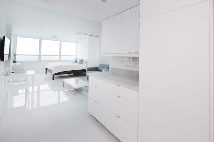 New 16th Floor Beachfront 180º Oceanview Apartment