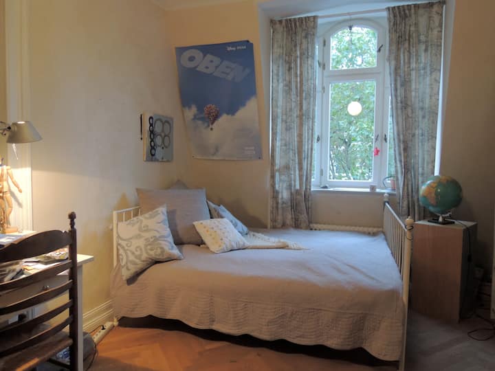 Charming bedroom Cologne centre 2