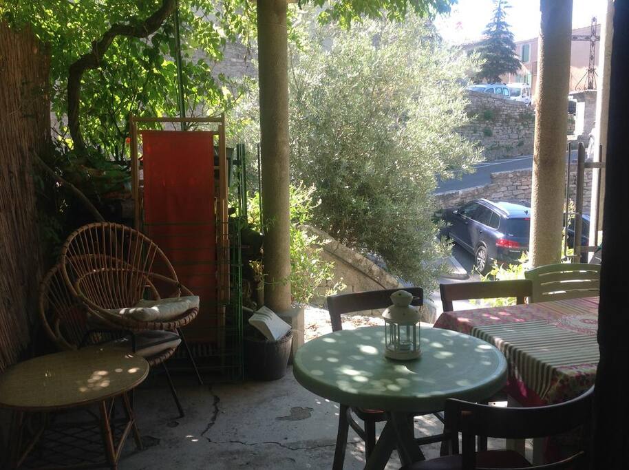 La terrasse ombragée sous la bignogne
