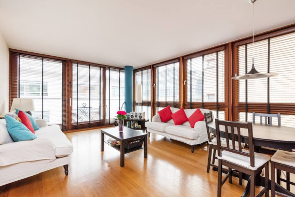 Living Room - Bright and cosy!