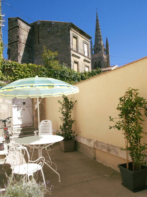 Salon de jardin, barbecue, vélos à votre disposition