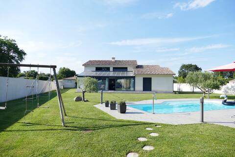 Quiet contemporary house with pool and garden house