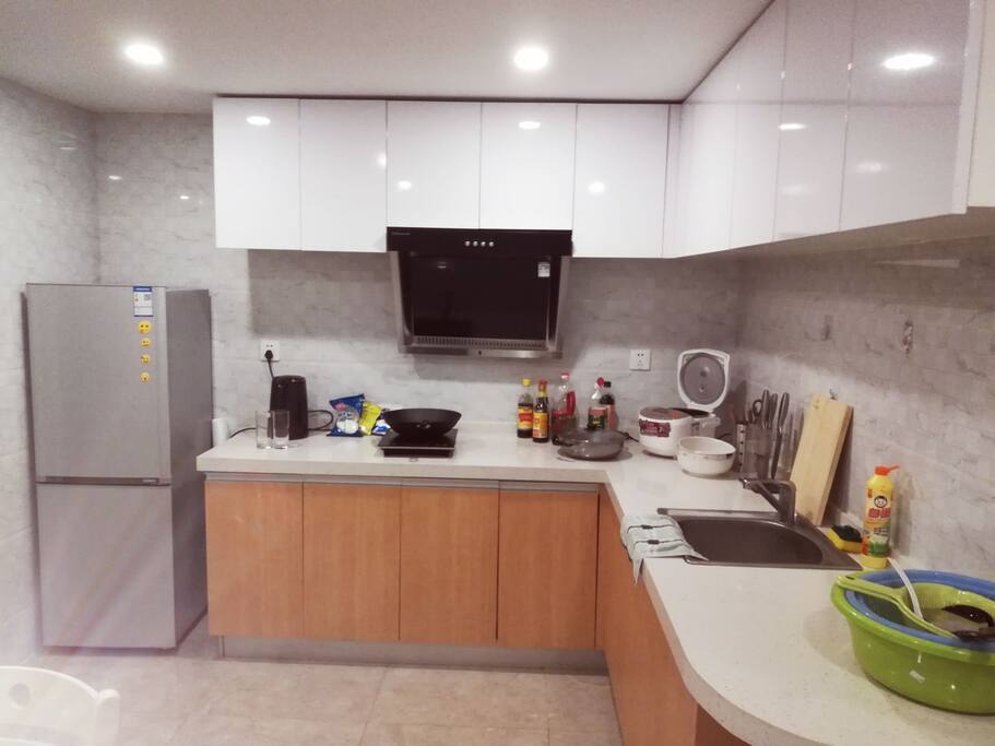 厨房,配备有冰箱,微波炉,电磁炉,电饭煲等餐厨具!调料,刀具齐全!