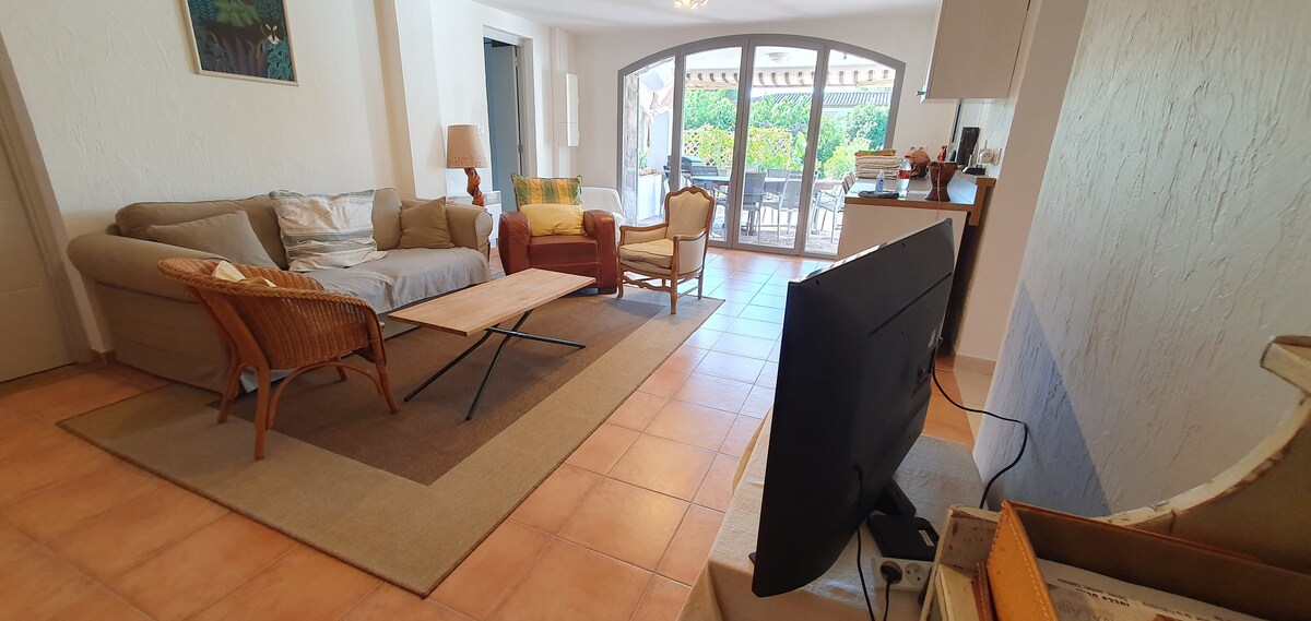 Leistungsstarkes Airbnb: Flat 6pax ground floor, Pool, Garden, Beach 350m in Cavalaire Sur Mer