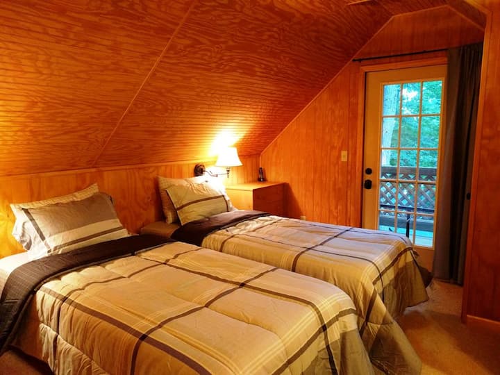 غرفة نوم مع شرفة