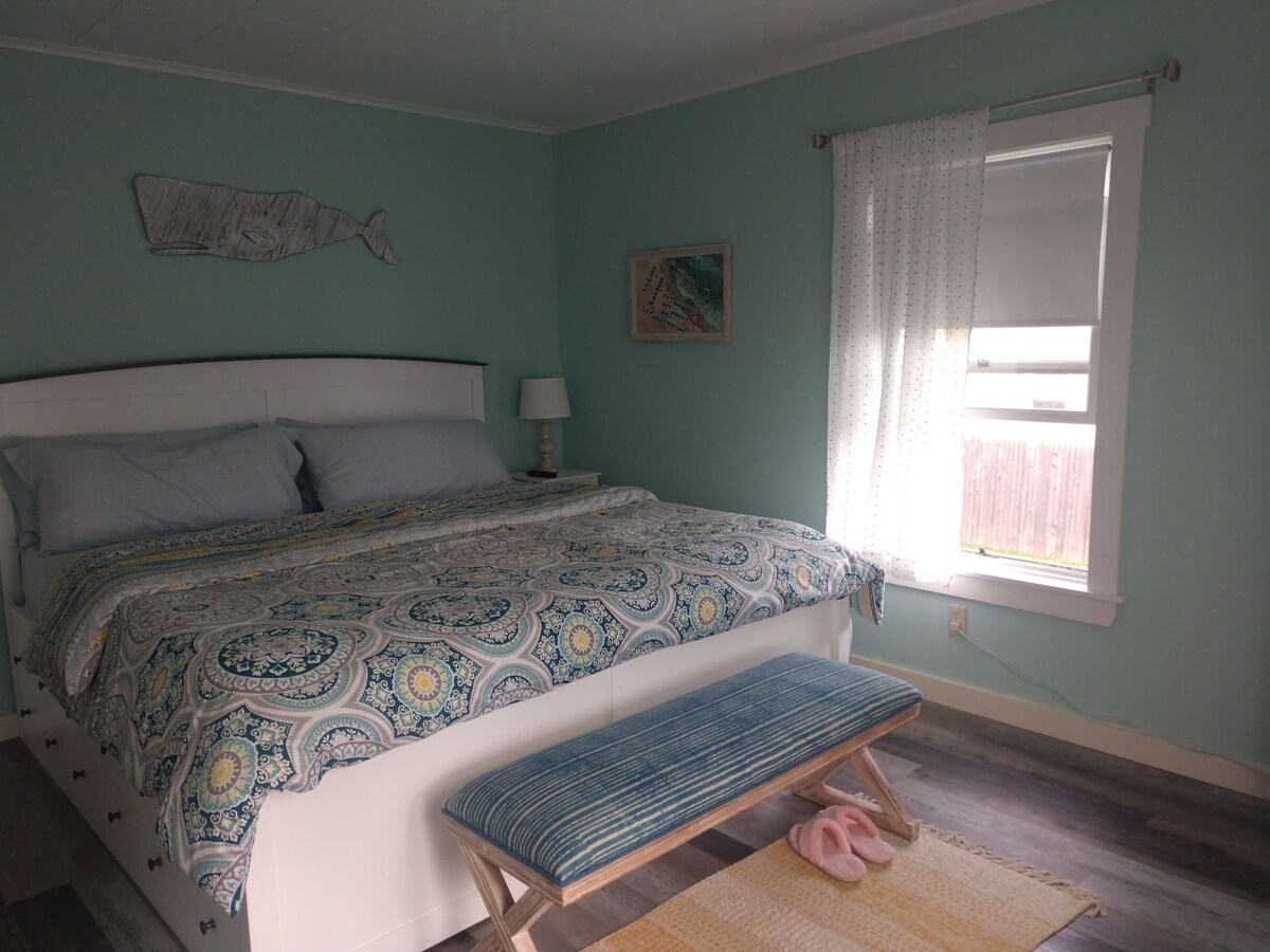 غرفة نوم رئيسية بسرير كينج واحد