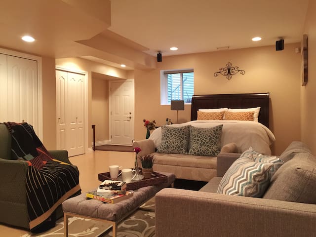 Private Suite, 3 QUEEN Beds, 1,000 sqft