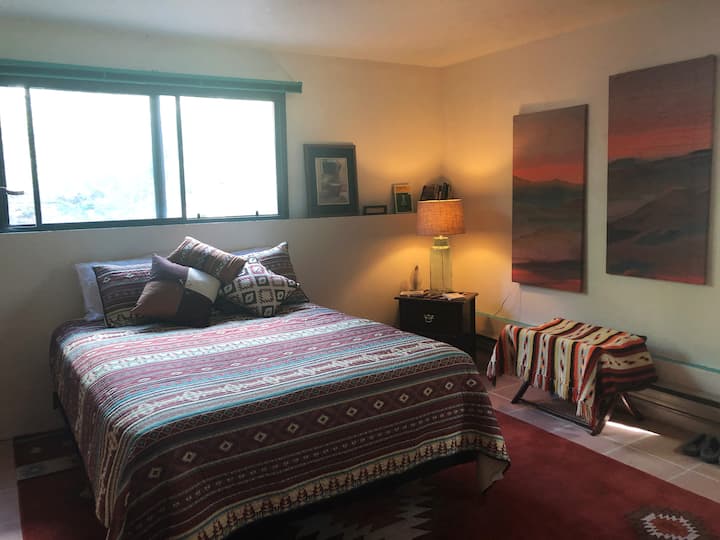 Დედოფლის საძინებელი Wi ‑ Fi ქსელითა და ATT Direct TV ‑ ით