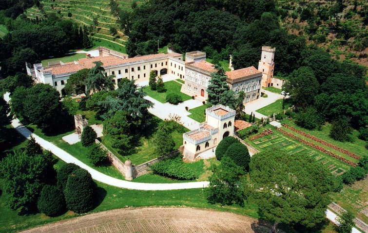 Volto - Stunning ancient Castle with heated pool