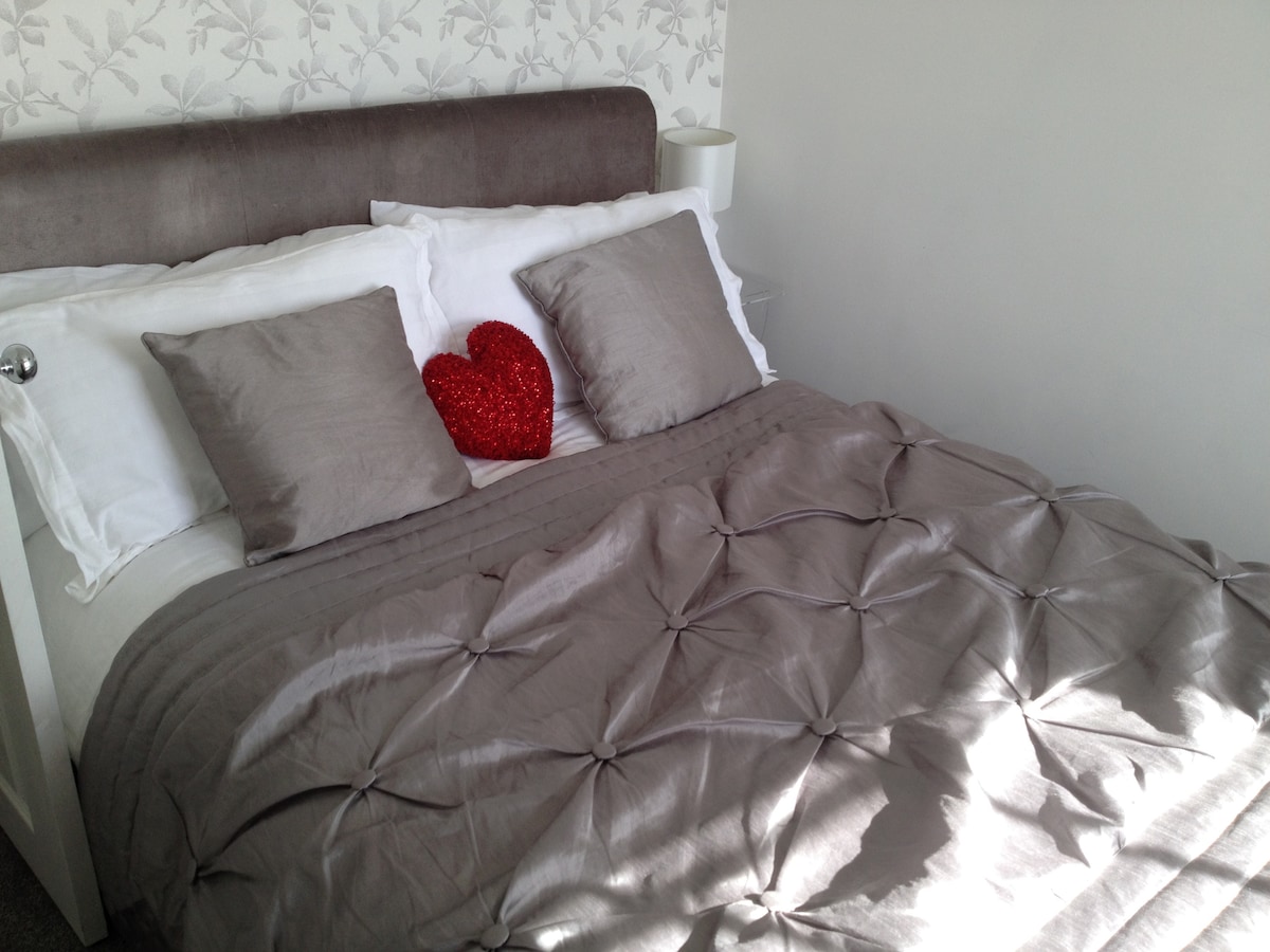 Dormitorio romántico con cama de trineo de terciopelo plateado