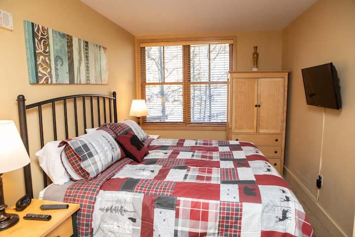 Საწოლი 193 × 203 სმ მთავარ საძინებელში 