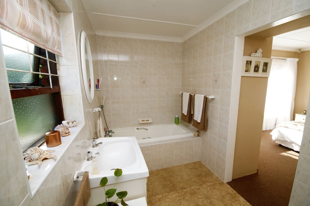 Evensong - En-suite bathroom with bath