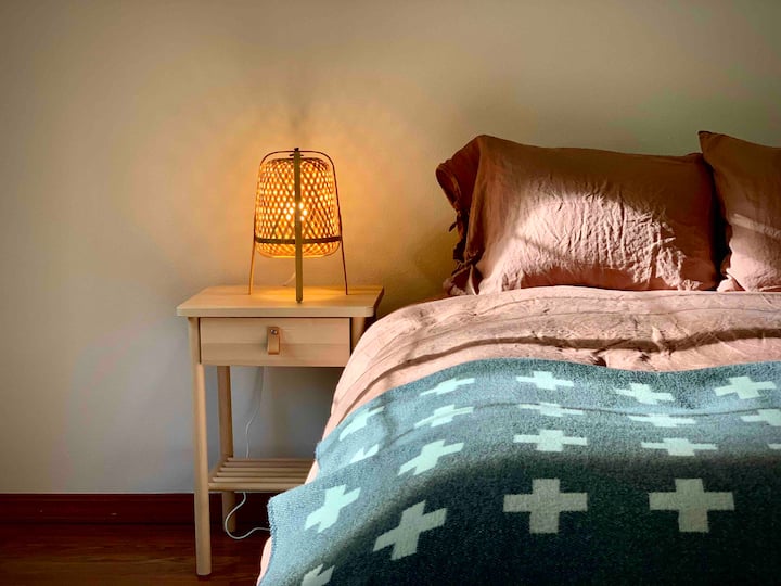 Ružová izba (spálňa 2) je veľká a má manželskú posteľ a dve poschodové postele (pre 4 osoby). Je to skvelá izba pre mladú rodinnú izbu.