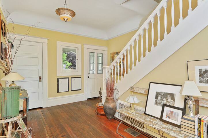 Stunning Home above Dolores Park w/Sweeping Views gallery image 2