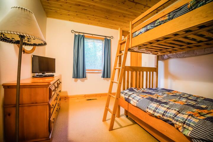 Dormitorio # 4 - Habitación con literas con cama nido para 3 personas 