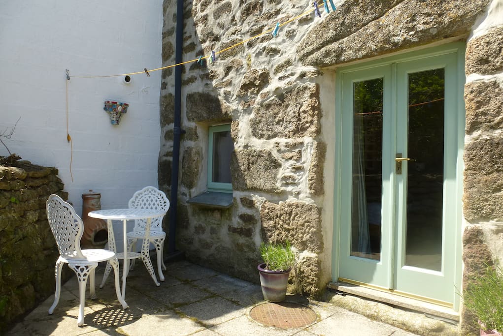 Dine 'al fresco' in the lovely Cornish sunshine!