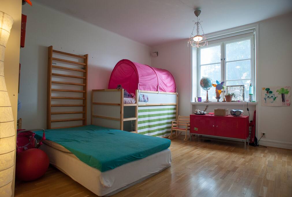 Spatious children's bedroom with one children's bed and one wide matress for one adult or two children. / Rymligt barnrum med en barnsäng och en bred resår för en vuxen eller två barn.