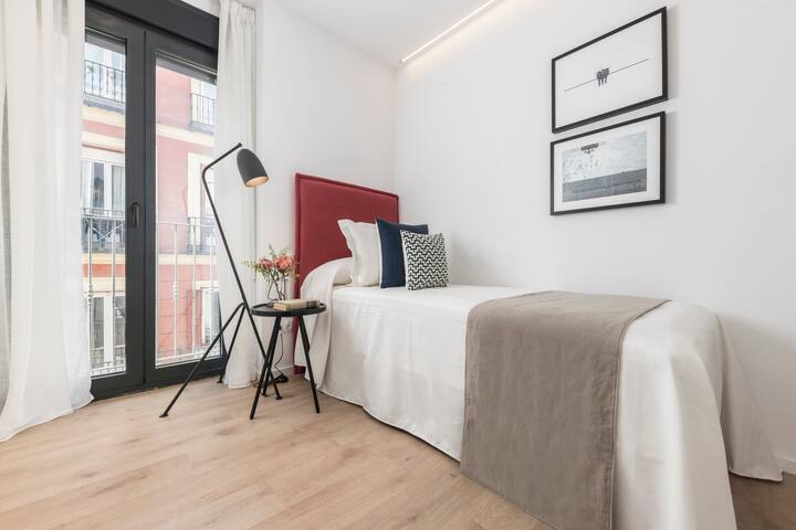 Homeclub | Style and Comfort in Madrid Center gallery image 5