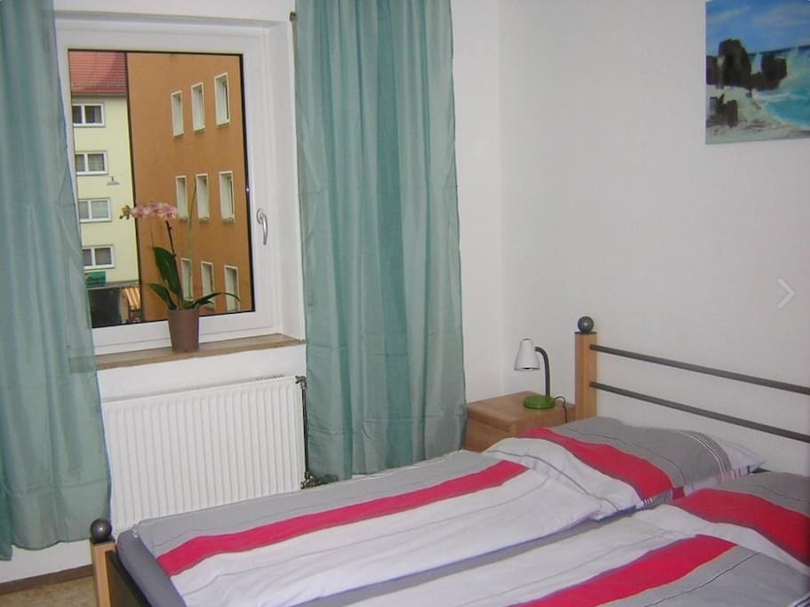 Schlafzimmer (inkl. 2 Schlafgelegenheiten) - bedroom (incl. 2 sleeping accommodations)