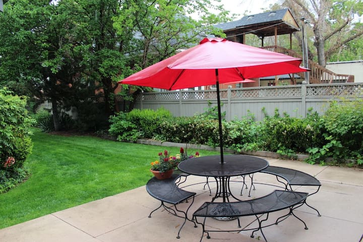 Newly renovated carriage house near downtown