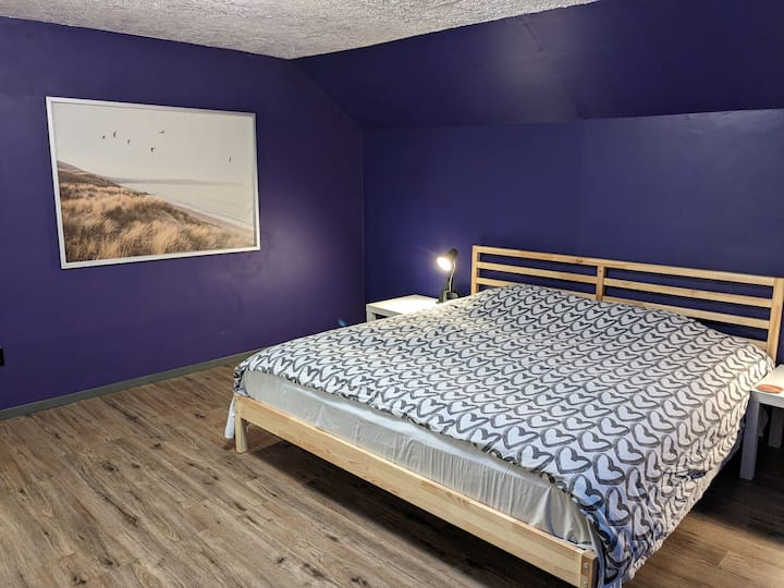 غرفة نوم رئيسية وسرير بمقاس كبير.