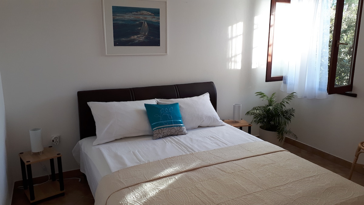 Dormitorio 2 con ventana al mar.