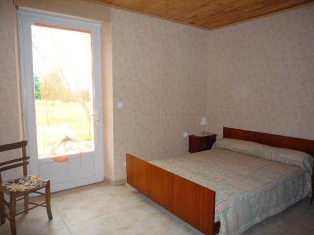 ห้องนอนพร้อมห้องน้ำ