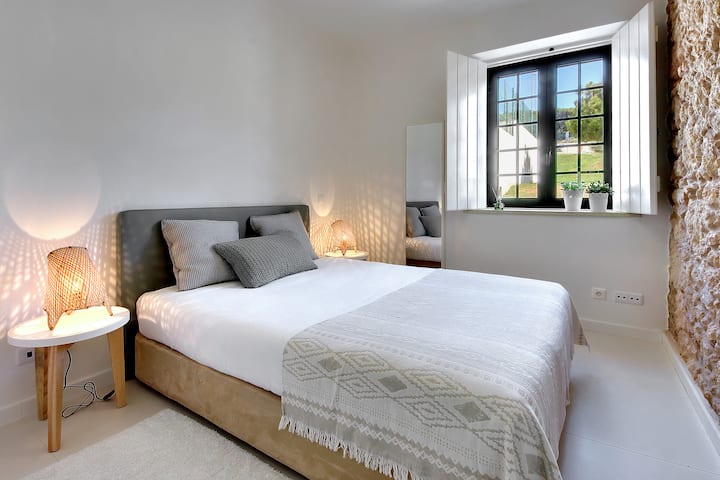 dormitorio con cama doble