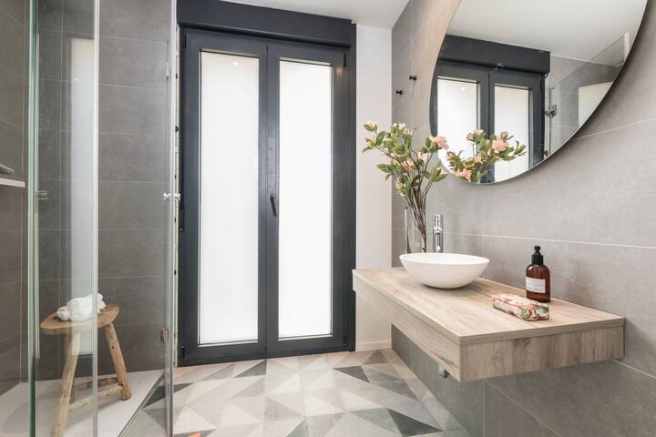 Homeclub | Style and Comfort in Madrid Center gallery image 4