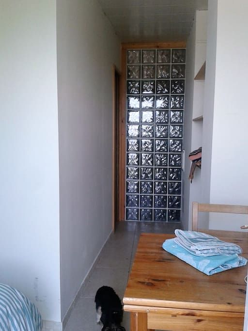 Coin bureau / entrée de la chambre
