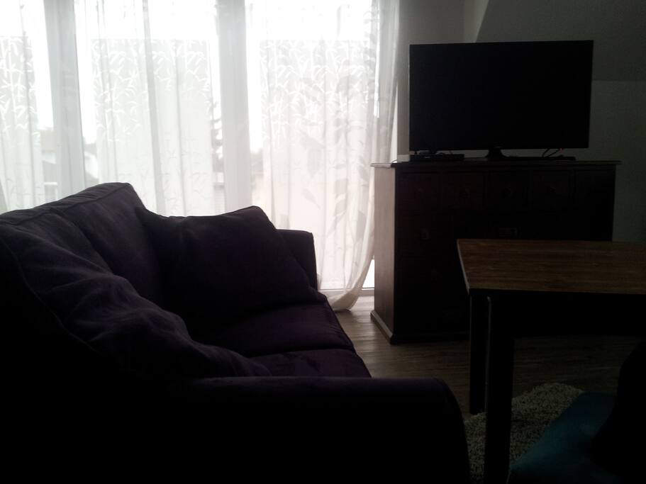 Fernsehecke (2 von 6 Sofasitzplätzen) im großen Zimmer, Balkonausgang