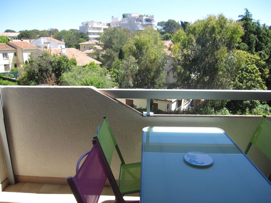 Spacious balcony (seats 4)