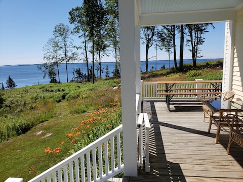 Beautiful Cottage on Island Bluff & Beach