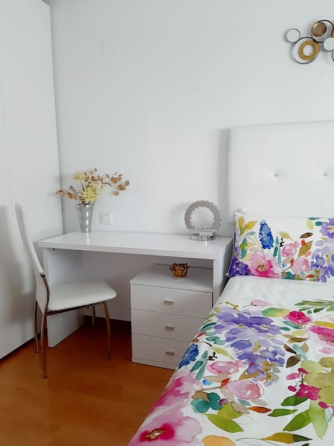 habitación con baño privado y parking