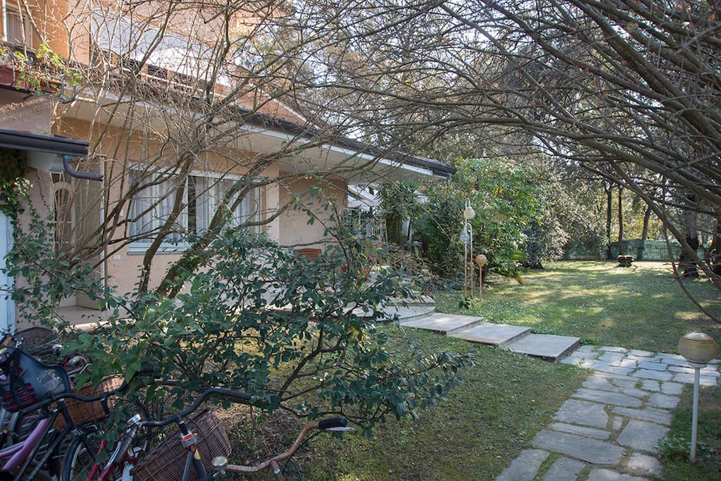 Vista dell'ingresso e del giardino