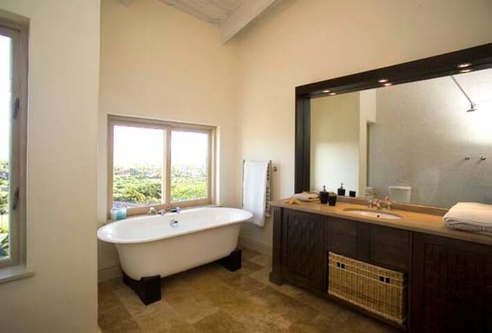 Views, trees, peace gallery image 4