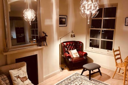 NHS Workers - Opposite LGI - 2 Bed Flat w/ parking