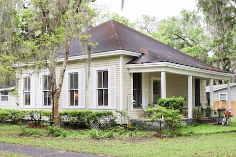 The Knotted Oak Cottage- Fenced & Dog Friendly