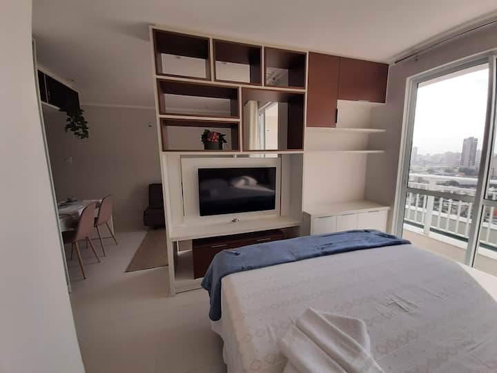 Letto matrimoniale con lenzuola da hotel per notti riposanti con il massimo comfort