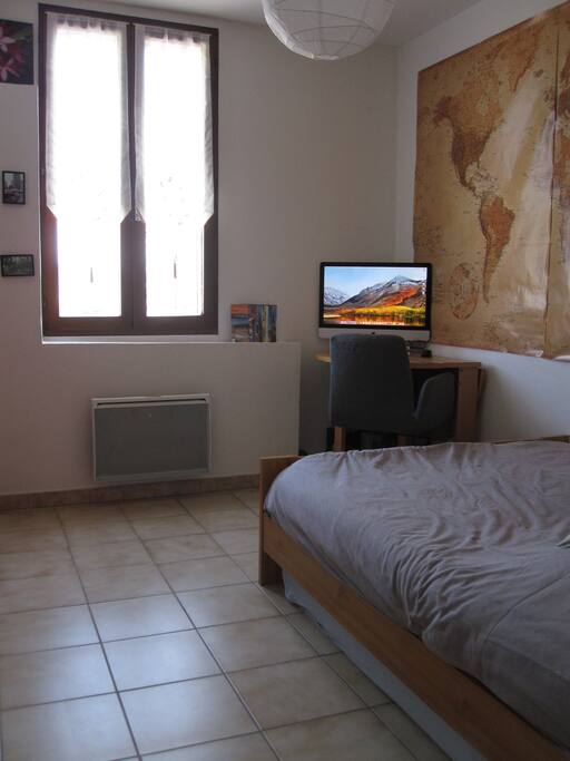 Chambre avec un lit en 140