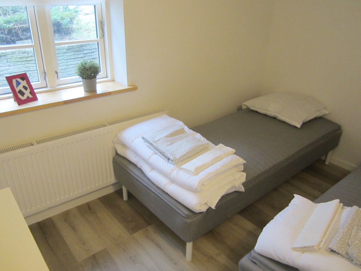 2号房，有2张床