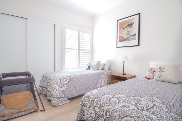 五号卧室有两张单人床。