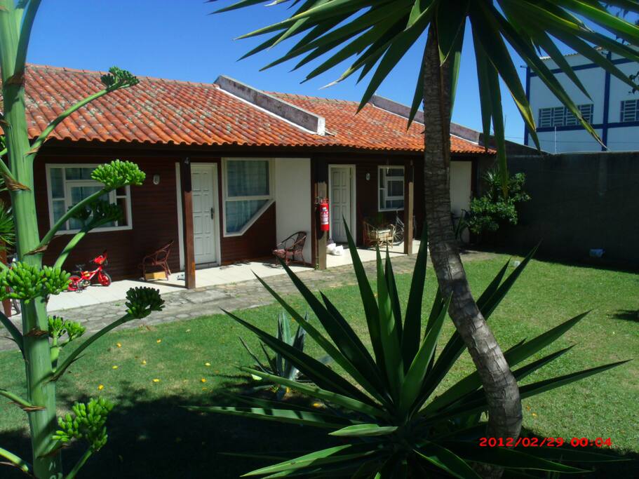 Frente das casas 04 e 05.