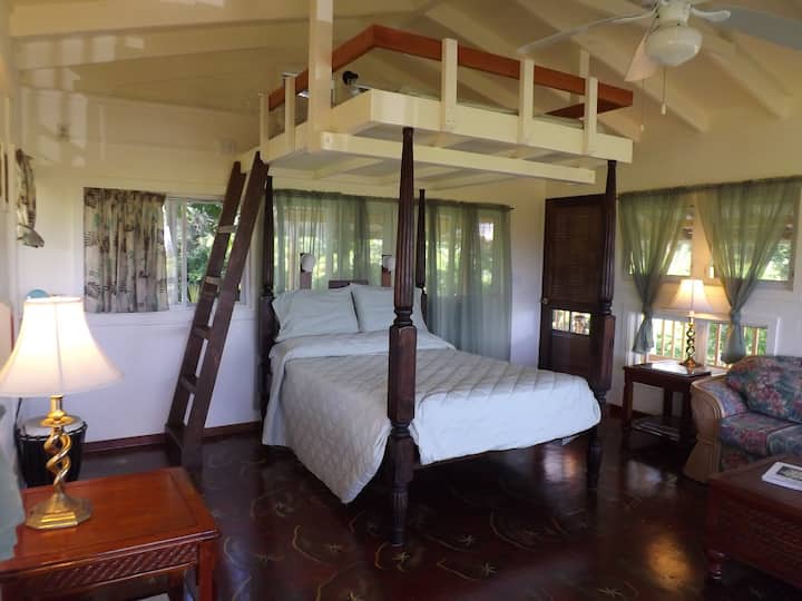 Hay tres camas: una cama tamaño queen, una tamaño king en el loft, un futón y un sofá plegable.