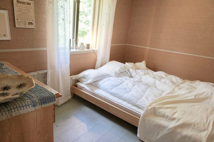 غرفة يسرى مع سرير يستخدم كسرير مزدوج