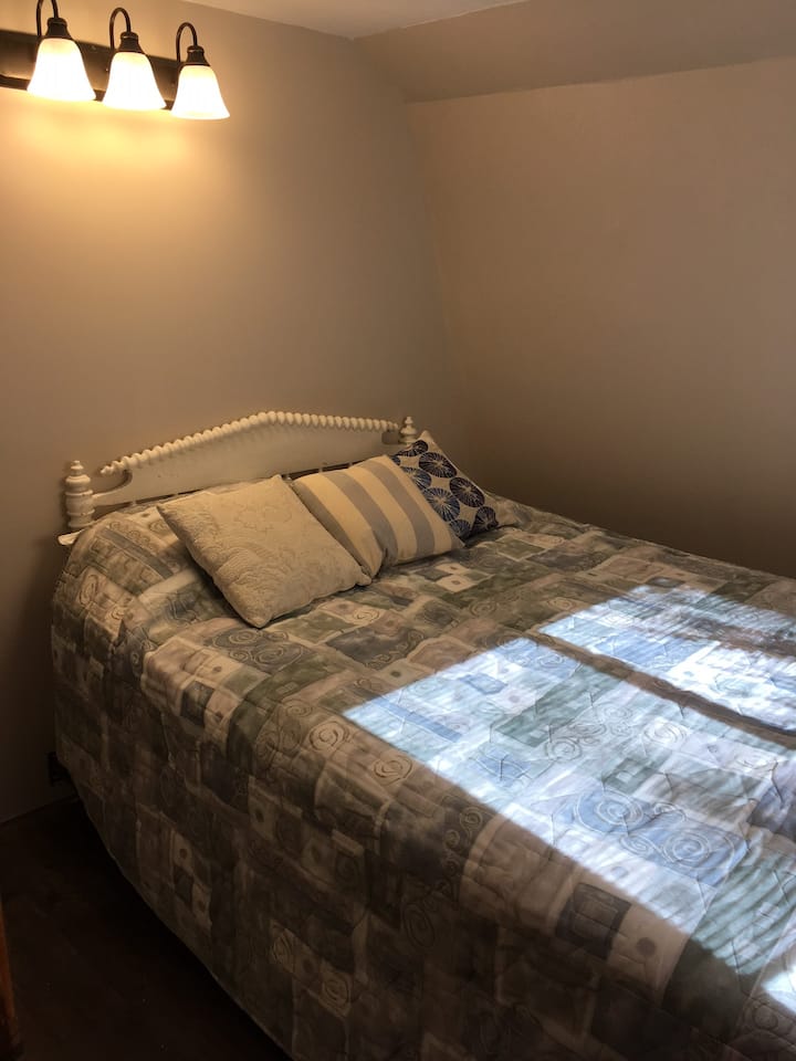 Krevat dopio "queen" në dhomën e gjumit 2