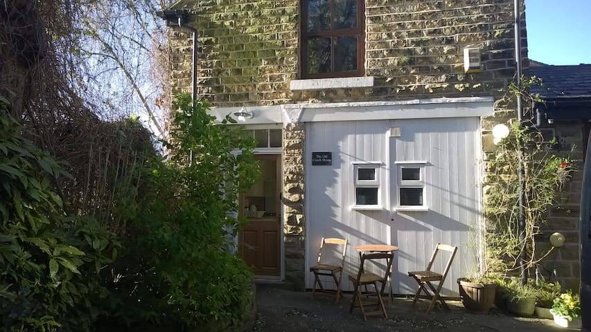 Old Coach House. Superking bed. Bkfst. Parking. 5*