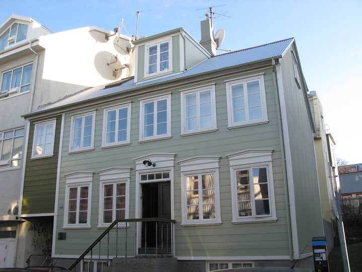 Perfect location! 3 bdr apartment.